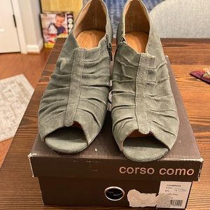 NIB Corso Como Cambridge Peep Toe Pump in Grey Suede